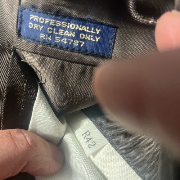 Brown with light gray pin stripes suit size 42R. FREE tie with coat - Picture 7 of 8